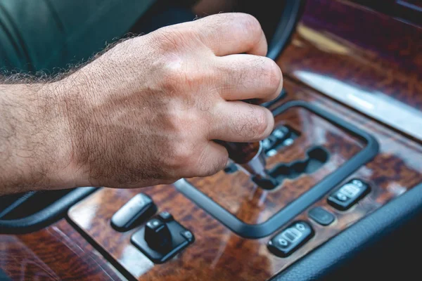 Motorista mão segurando transmissão automática no carro. Mão masculina — Fotografia de Stock