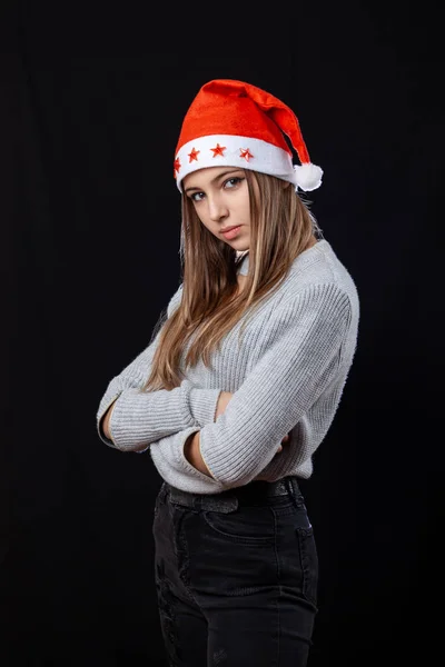 Bella ragazza in posa sullo sfondo nero in abito di Capodanno — Foto Stock