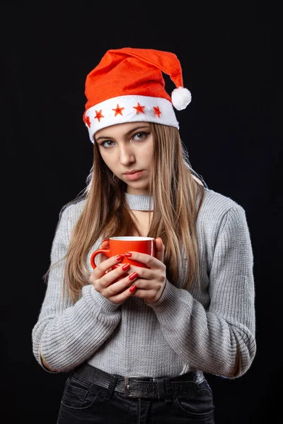 Siyah arka planda poz çay fincan ile güzel kız — Stok fotoğraf