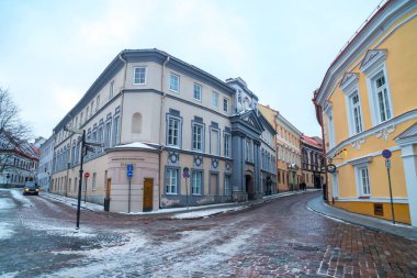 Vilnius, Lietuva - 05.01.2019: Vilnius'un eski sokakları. Yeni Y
