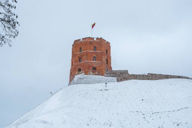 Karlı bir kış gününde Vilnius Gediminas kulesi, Lietuva.