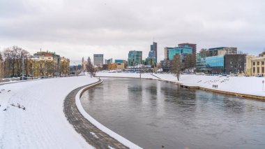 Lietuva'daki Neris Nehri üzerindeki Karallaus Mindaugo Köprüsü'nden manzara.