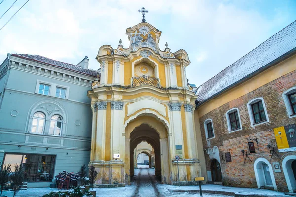 Wilno, Lietuva-04.01.2019: Basilian klasztor Brama w ol — Zdjęcie stockowe