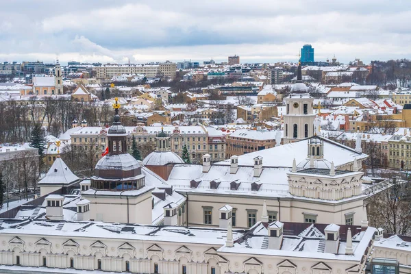 Una vista real del casco antiguo de Vilna, Lietuva en invierno . —  Fotos de Stock