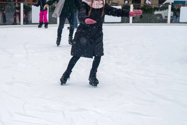 Vista de perto de patins de gelo na pista de gelo ao ar livre para os habitantes. Ic — Fotografia de Stock