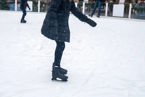 Vista de perto de patins de gelo na pista de gelo ao ar livre para os habitantes. Ic — Fotografia de Stock