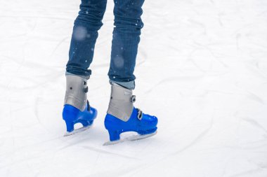 Yaşanabilirler için açık buz pateni pistinde buz patenlerinin yakından görünümü. ıc