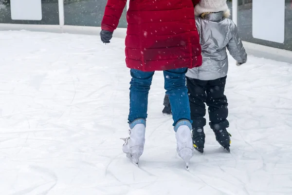 Close-up van ijs schaatsen op outdoor ijsbaan voor habitants. Ic — Stockfoto