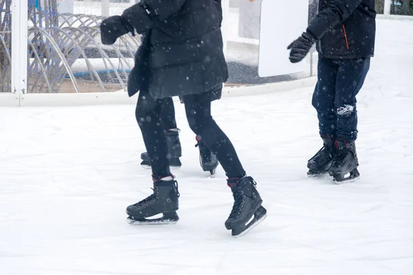 Vista de cerca de patines de hielo en pista de hielo al aire libre para los habitantes. Ic — Foto de Stock