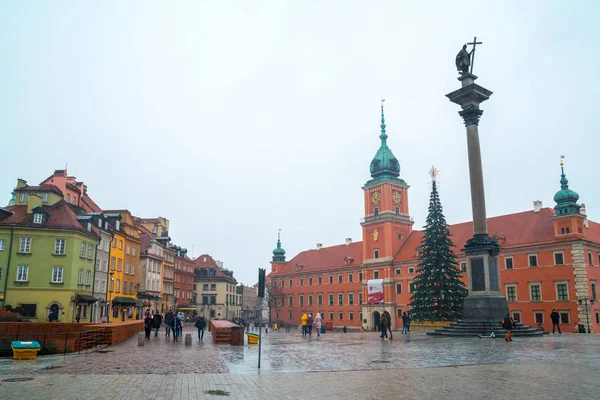 Warschau, Polen - 02.01.2019: Königsschloss, antike Stadthäuser und — Stockfoto