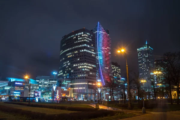 Warszawa, Polska-02.01.2019: Miasto Warszawa z nowoczesnym wieżowcem — Zdjęcie stockowe