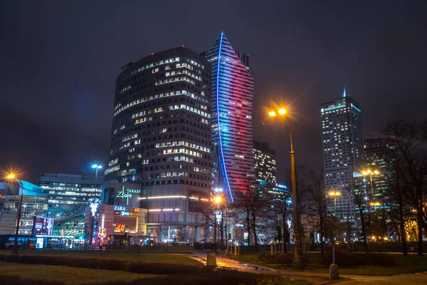 Warschau, Polen - 02.01.2019: Warschau Stadt mit modernem Wolkenkratzer — Stockfoto
