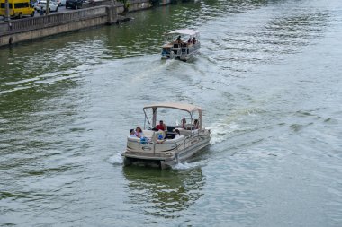 Tiflis, Gürcistan - 02.08.2019: Turistler bir zevk teknesine biniyor 