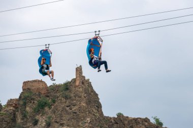 Tiflis, Gürcistan - 02.08.2019: İki adam ipin üzerine indi