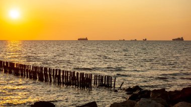 Karadeniz, Poti, Gürcistan 'da ufukta bir gemi görünüyor..