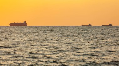 Karadeniz, Poti, Gürcistan 'da ufukta bir gemi görünüyor..