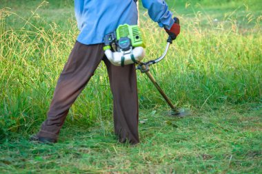 Bahçe çim biçme makinesi, çim bakımı ile çim kesme bahçıvan.