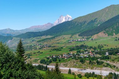 Svaneti'den güzel manzara, eski köydeki kaleler. Tepe Ushba,