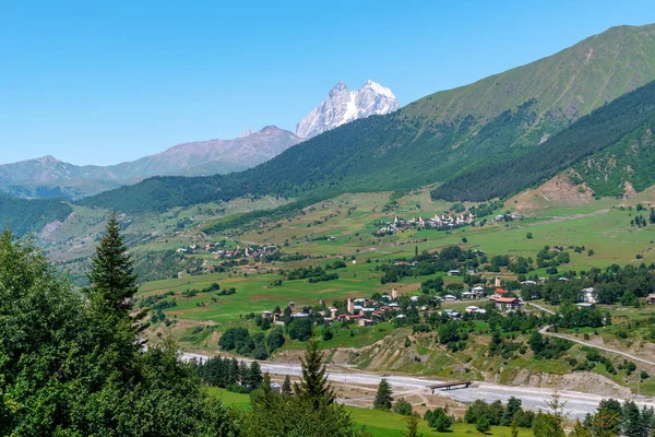 Hermosa vista desde Svaneti, castillos en el casco antiguo. Pico Ushba , — Foto de Stock
