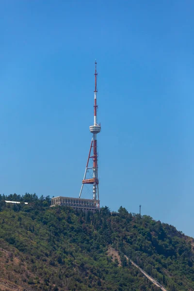 Televizní věž a komplex lanovkou v parku Mtatsminda, který se skládá z — Stock fotografie