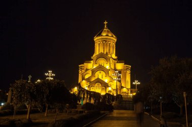 Tiflis Kutsal Teslis Katedrali Gece görünümü (Sameba) - m