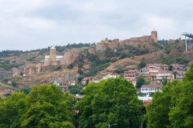 Tiflis'te yüksek bir dağda Narikala kalesinin antik kalıntıları