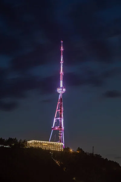 Televizní věž a komplex lanovkou v parku Mtatsminda večer — Stock fotografie