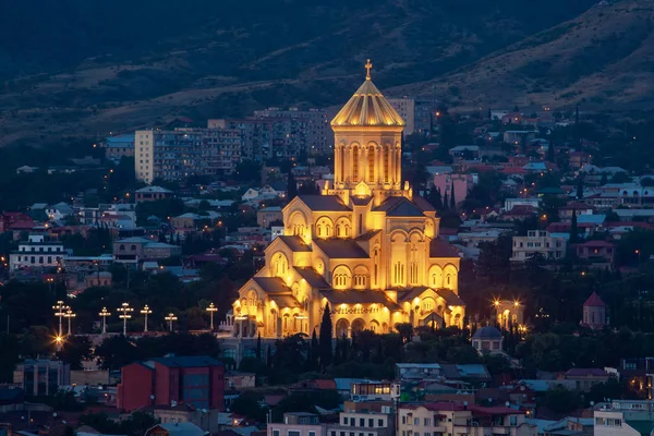 Catedral da Santíssima Trindade de Tbilisi (Sameba) à noite - o — Fotografia de Stock