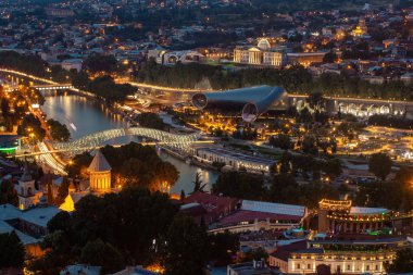 Üzerinde cam ve metalden yapılmış fütüristik köprüye genel bakış