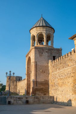 Svetitskhoveli Ch avlusu girişinde çan kulesi