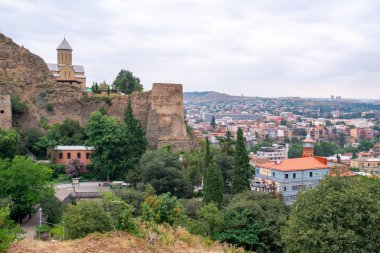 Tiflis'te yüksek bir dağda Narikala kalesinin antik kalıntıları