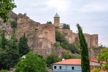 Tiflis'te yüksek bir dağda Narikala kalesinin antik kalıntıları