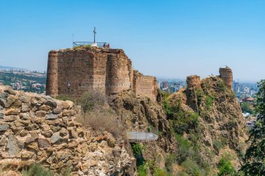Tiflis'te yüksek bir dağda Narikala kalesinin antik kalıntıları