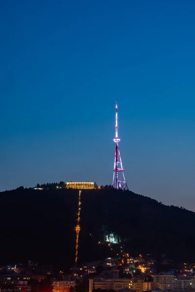 Televizní věž a komplex lanovkou v parku Mtatsminda večer — Stock fotografie