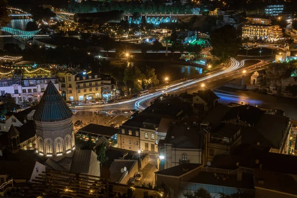 Bil Lampor Längs Metekhi Bridge Tbilisi Georgien Natten Europatorget Vänstra — Stockfoto