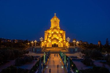 Tiflis Kutsal Teslis Katedrali Gece görünümü (Sameba) - m