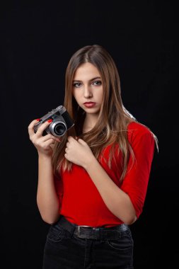 Siyah kırmızı gömlek poz oldstyle kamera ile güzel kız