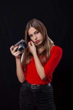 Siyah kırmızı gömlek poz oldstyle kamera ile güzel kız