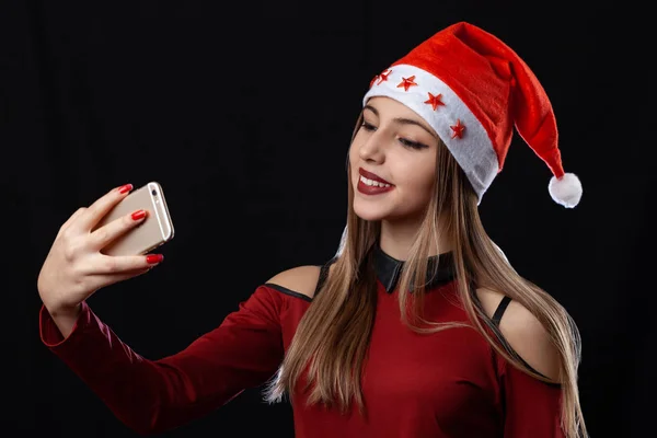 Beautiful girl taking a selfie on the black background in New Ye — Stock Photo, Image