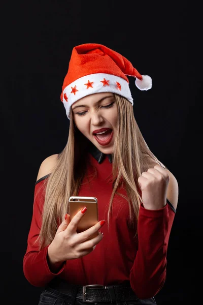 Menina bonita tirando uma selfie no fundo preto em New Ye — Fotografia de Stock