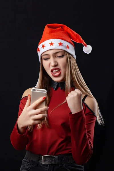 Hermosa chica tomando una selfie en el fondo negro en New Ye —  Fotos de Stock