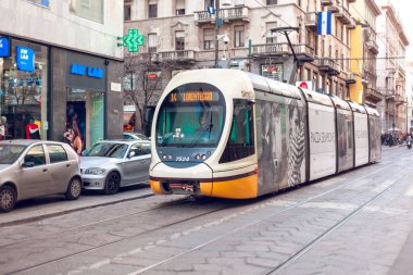 Milano, İtalya - 12.03.2019: Modern elektrikli tramvay buil ile çalıştırın
