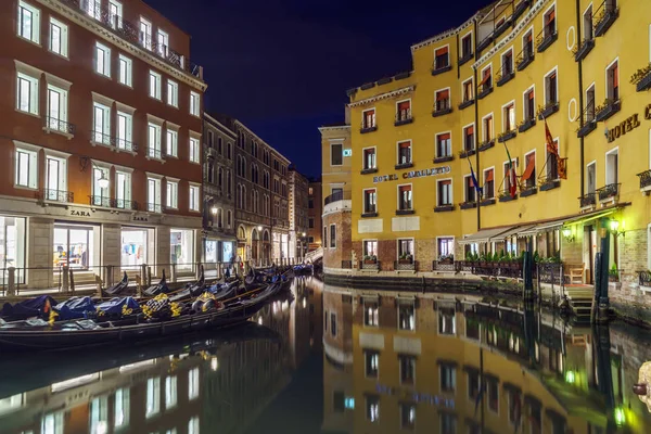 Veneția, Italia - 13.03.2019: Canal cu gondolă în Veneția la nig — Fotografie, imagine de stoc