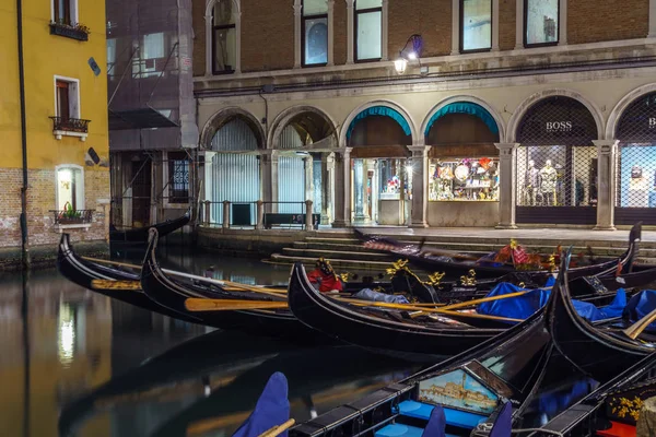 Venise, Italie - 13.03.2019 : Canal avec gondoles à Venise au nig — Photo