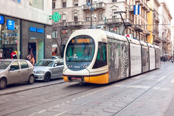 Милан, Италия - 12.03.2019: Современный электрический трамвай проходит через буй — стоковое фото
