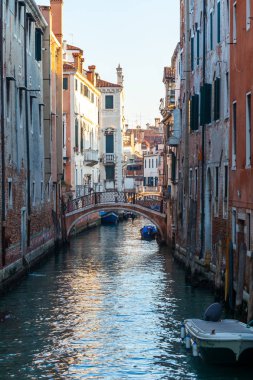 Venedik, İtalya - 14.03.2018: Colorf arasındaki dar kanalda tekneler