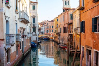 Venedik, İtalya - 14.03.2018: Colorf arasındaki dar kanalda tekneler