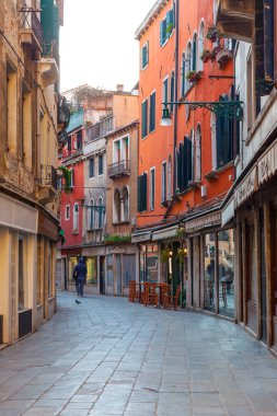 Venedik, İtalya - 14.03.2019: Güzel eski evler ve dar sokaklar