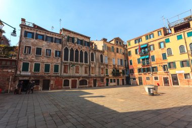 Venedik, İtalya - 14.03.2019: Güzel eski evler ve dar sokaklar