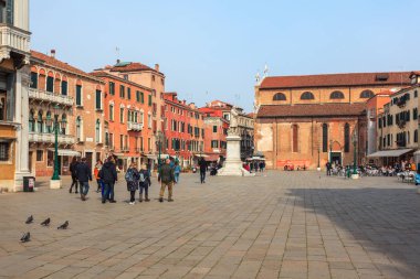 Venedik, İtalya - 14.03.2019: Güzel eski evler ve dar sokaklar